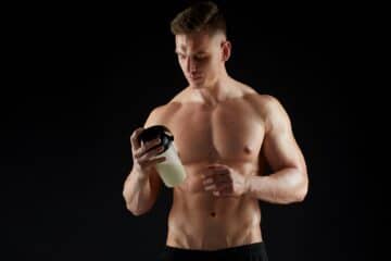 Un bodybuilder avec sa boisson contenant des protéines